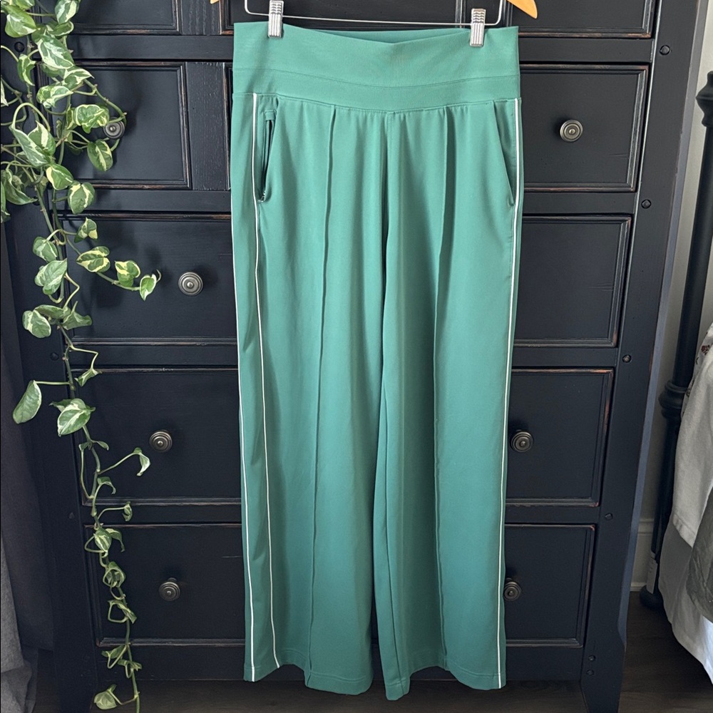 Athleta size M ‘Venice’ High Rise Track Stipe Wide Leg Pant in Color Trillium